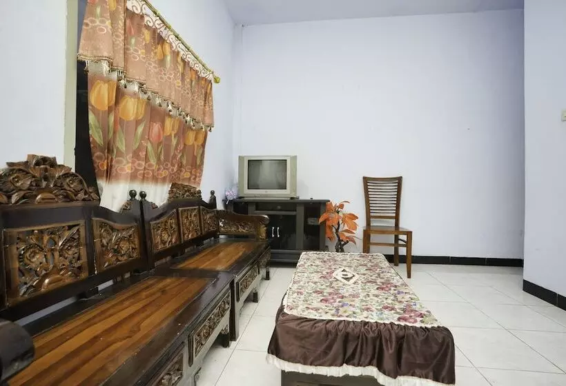 Hotelli Spot On 2126 Bromo Indah Homestay