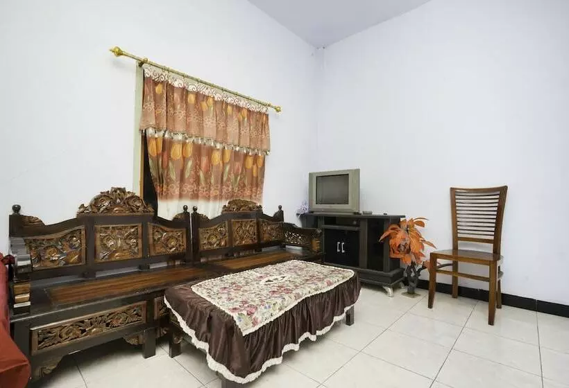Hotelli Spot On 2126 Bromo Indah Homestay