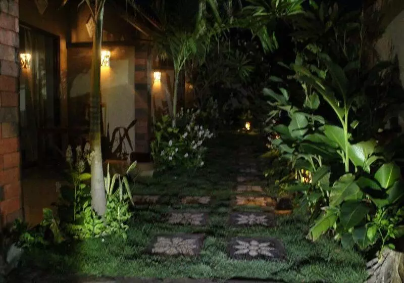 Retkeilymaja Made Taro  Menjangan Homestay