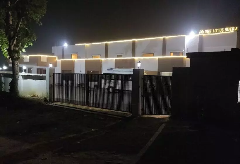 Hotelli The Lotus Sutra