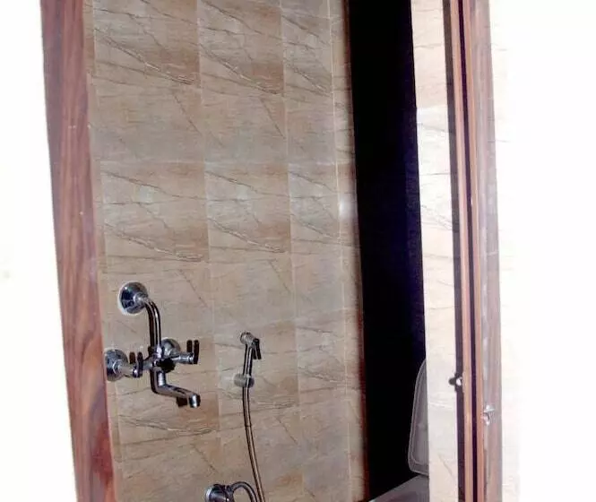 Hotelli Travellers Inn