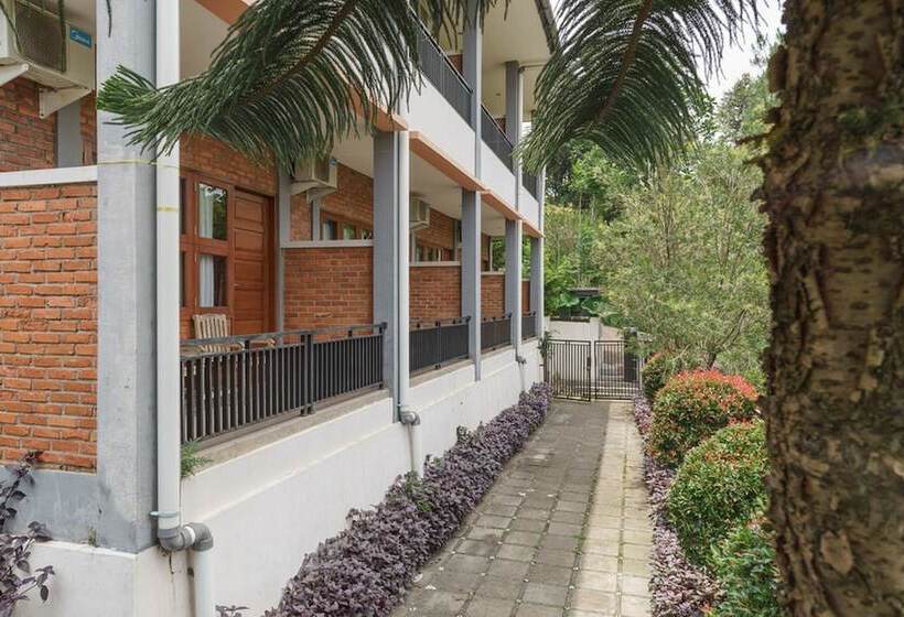 بنسيون Reddoorz Plus At Hotel Negeri Baru Lodaya Puncak