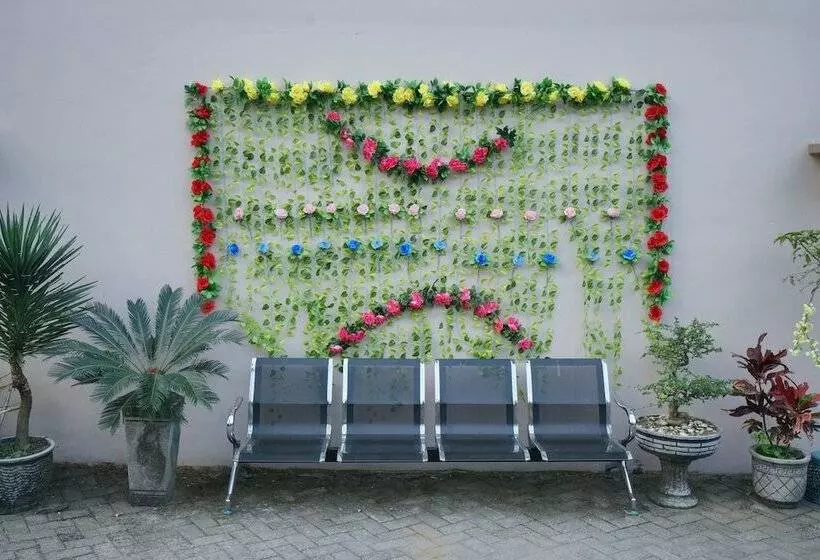 Retkeilymaja Carina Hotel By Oyo Rooms