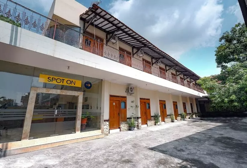 ユースホステル Spot On 2011 Hotel Mekar Sari