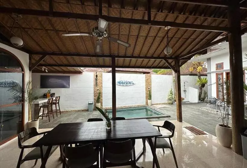 ペンション Medewi Secret Surfcamp