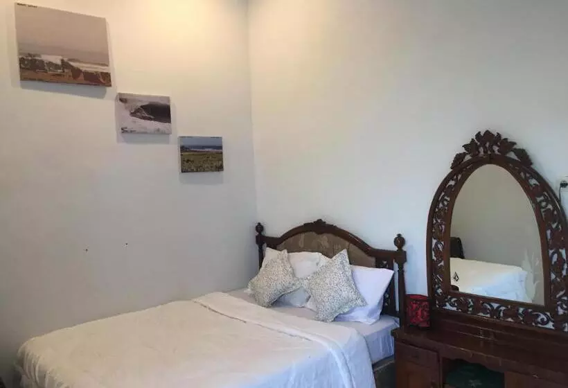 ペンション Medewi Secret Surfcamp