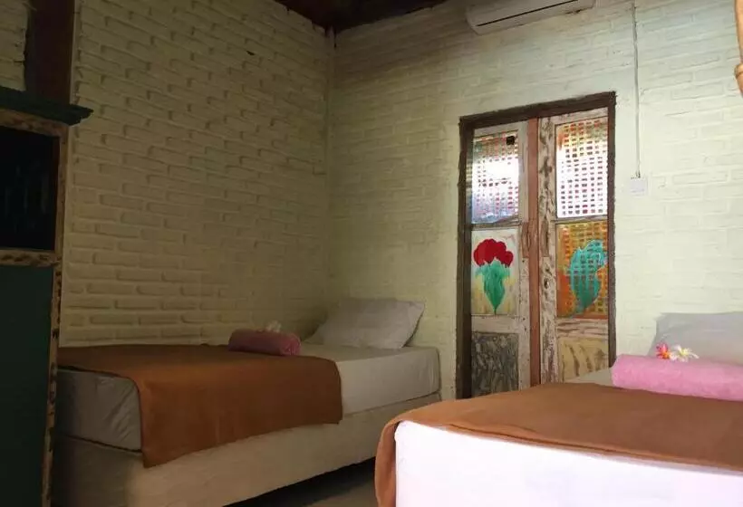 ペンション Medewi Secret Surfcamp