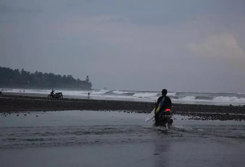 ペンション Medewi Secret Surfcamp