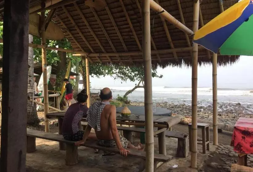 ペンション Medewi Secret Surfcamp