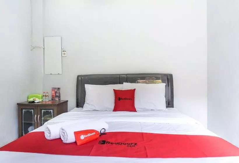 Majatalo Reddoorz At Penginapan Hello Pacitan