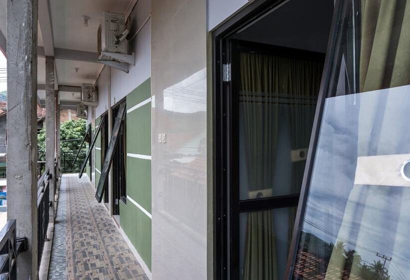 Pension Reddoorz At Penginapan Hello Pacitan