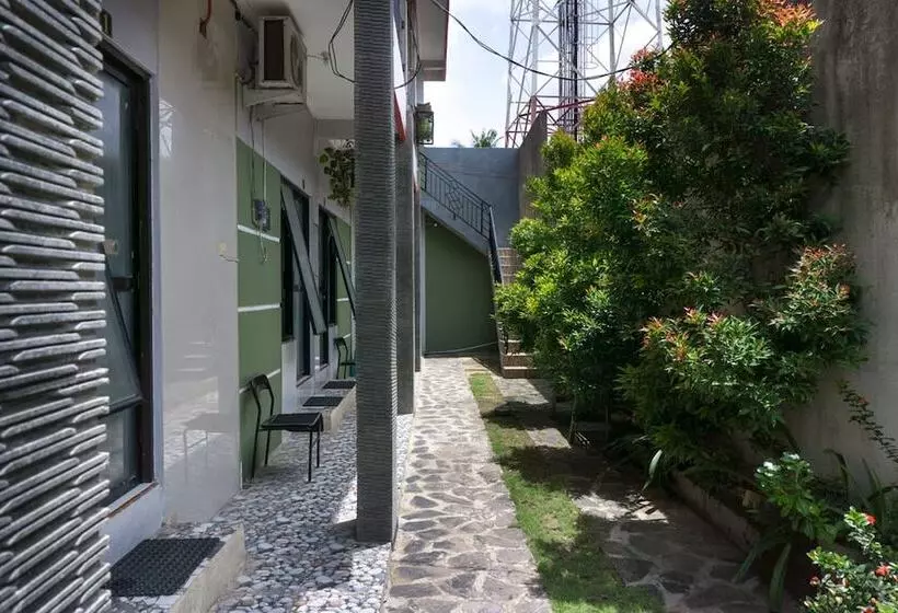 Majatalo Reddoorz At Penginapan Hello Pacitan