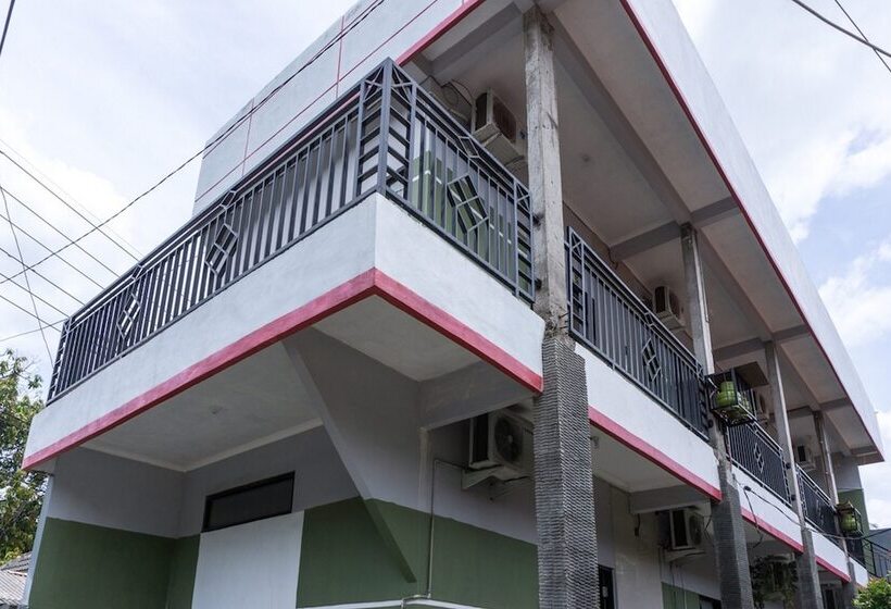 Pension Reddoorz At Penginapan Hello Pacitan