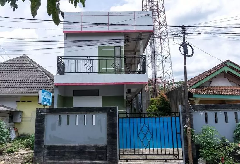 Majatalo Reddoorz At Penginapan Hello Pacitan