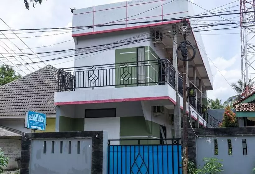 Majatalo Reddoorz At Penginapan Hello Pacitan