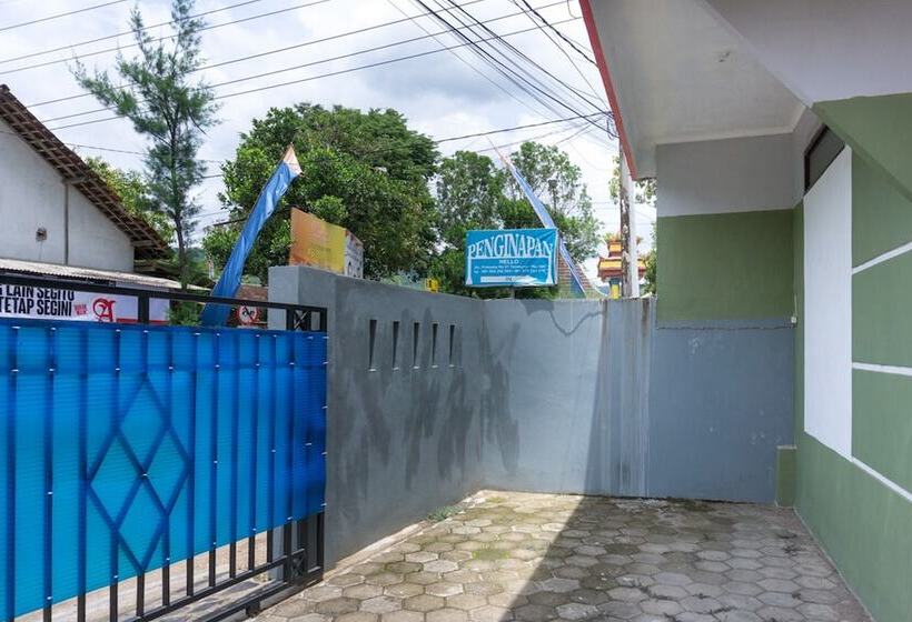 Pension Reddoorz At Penginapan Hello Pacitan