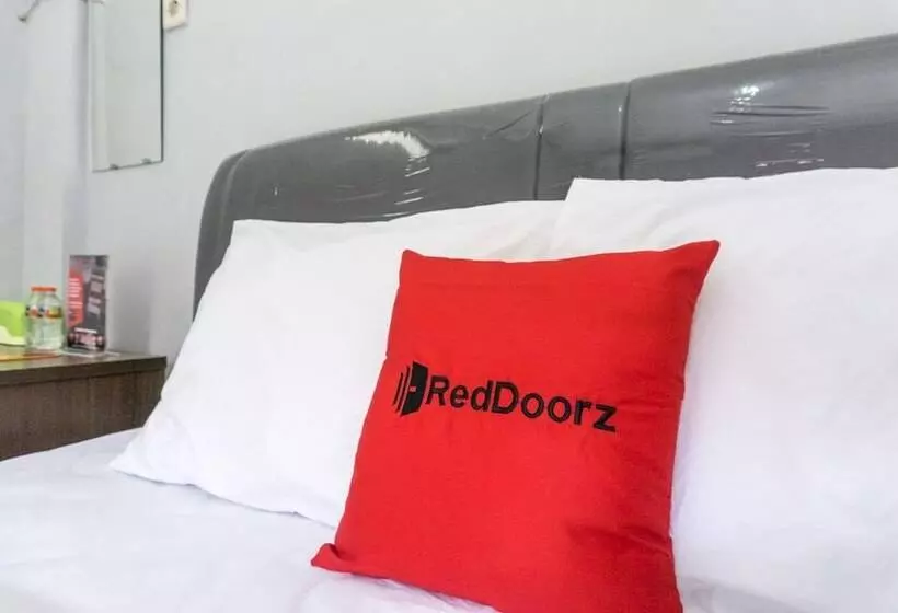 Majatalo Reddoorz At Penginapan Hello Pacitan