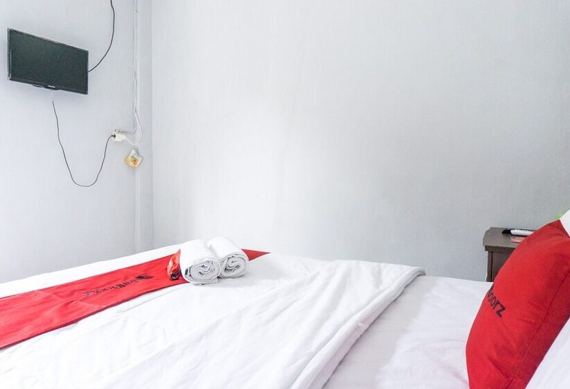Pension Reddoorz At Penginapan Hello Pacitan