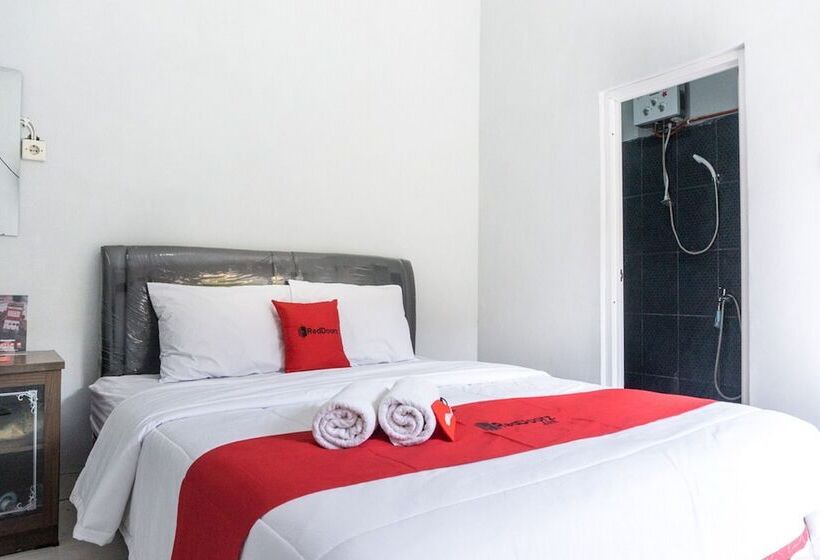 Pension Reddoorz At Penginapan Hello Pacitan