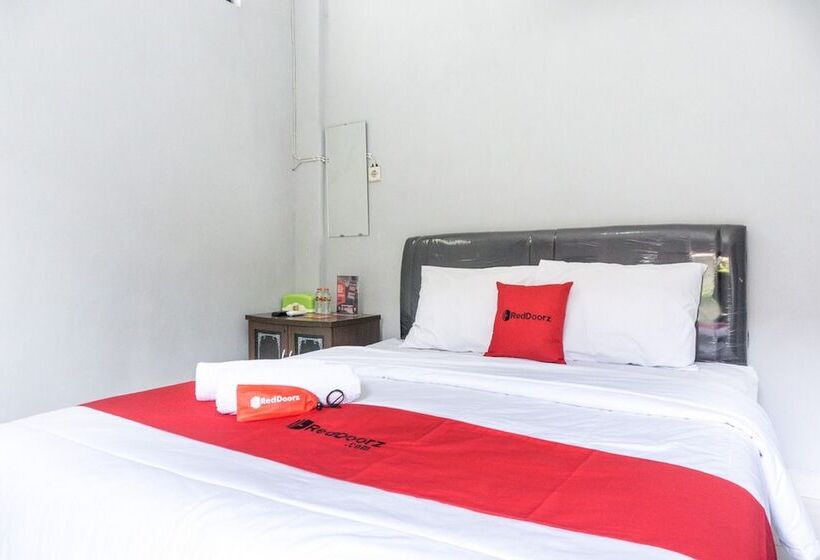 Pension Reddoorz At Penginapan Hello Pacitan