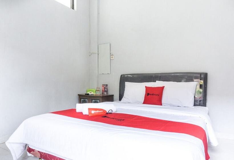 Pension Reddoorz At Penginapan Hello Pacitan