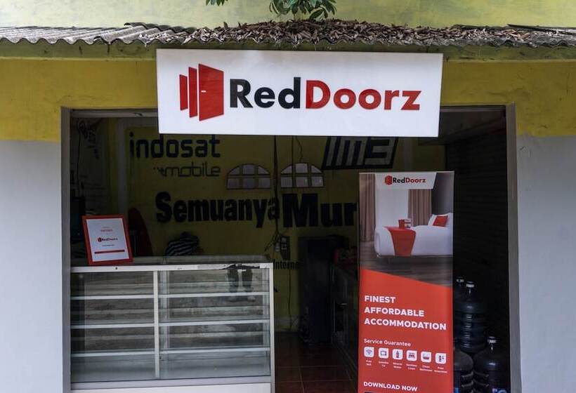 Pension Reddoorz At Penginapan Hello Pacitan