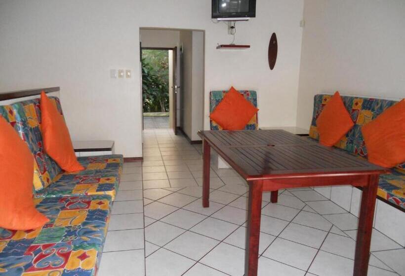 استراحتگاه Shore Breakers