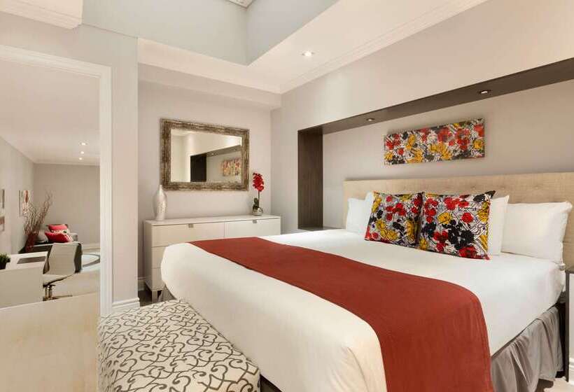 Travelodge By Wyndham Quebec City Hotel & Convention Centre