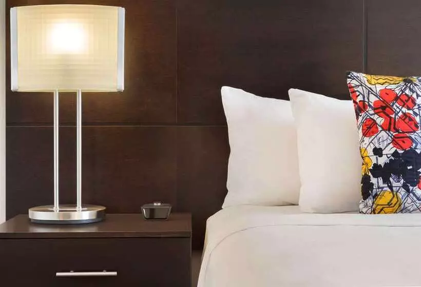 Travelodge By Wyndham Quebec City Hotel & Convention Centre