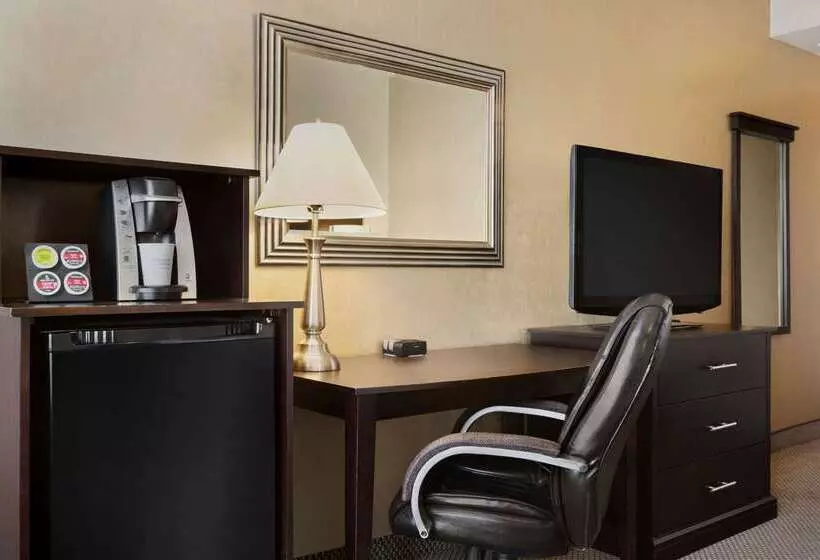 Travelodge By Wyndham Quebec City Hotel & Convention Centre