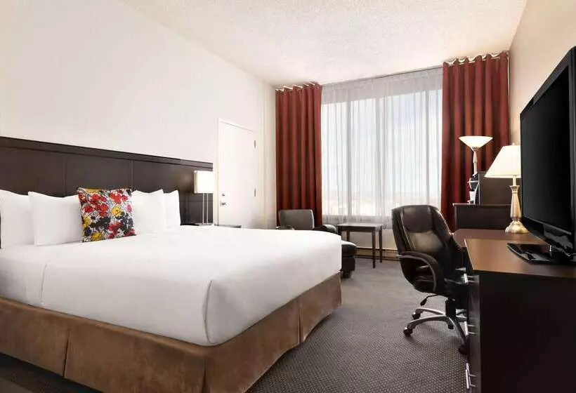 Travelodge By Wyndham Quebec City Hotel & Convention Centre