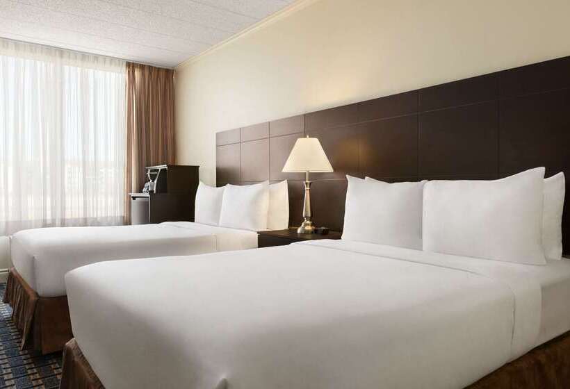 Travelodge By Wyndham Quebec City Hotel & Convention Centre