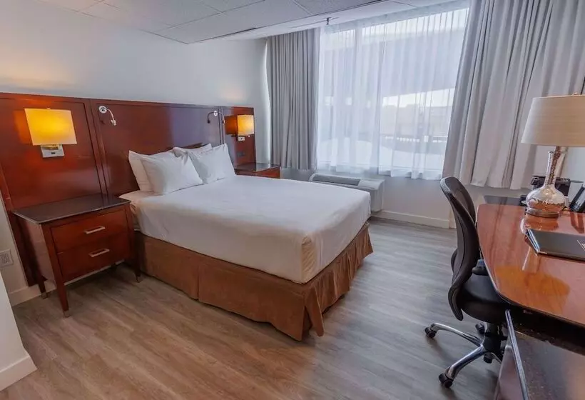 Travelodge By Wyndham Quebec City Hotel & Convention Centre