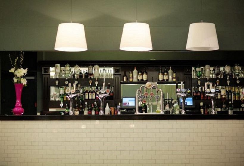 בית מלון כפרי The Rowton