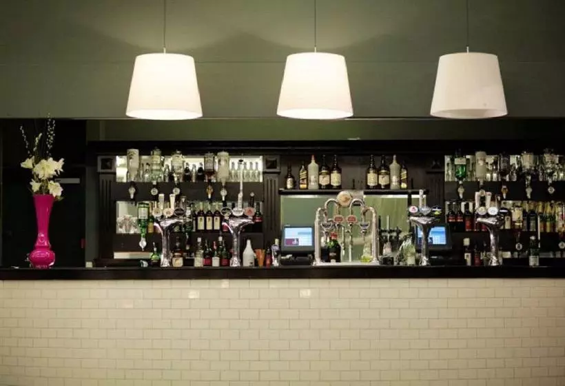 בית מלון כפרי The Rowton