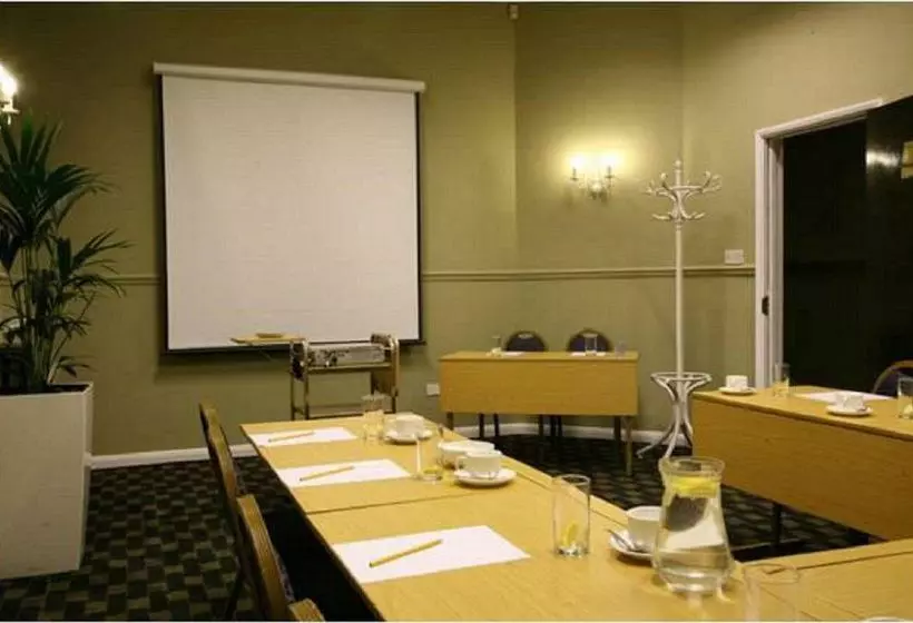 בית מלון כפרי The Rowton