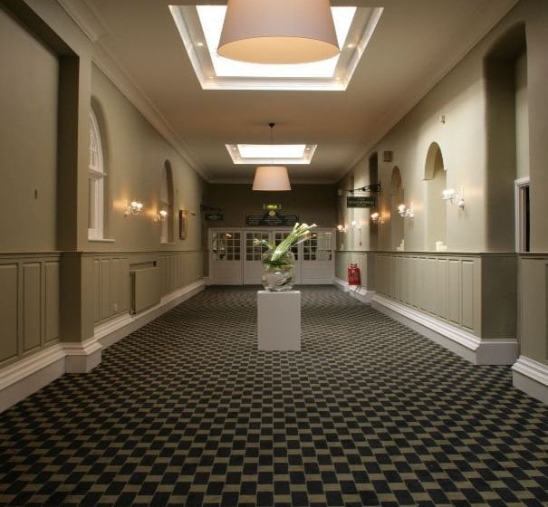 בית מלון כפרי The Rowton