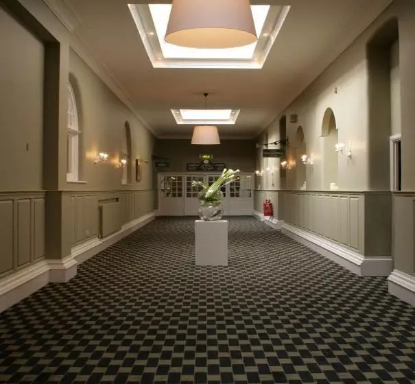 בית מלון כפרי The Rowton