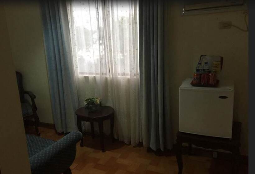 בית מלון כפרי Crown Royale