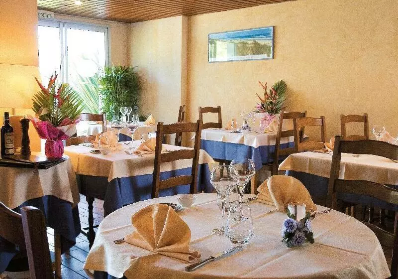 ホテル Les Vagues Hôtel Restaurant