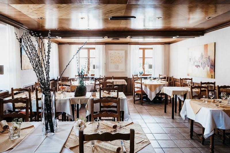 هتل Logis Hôtel Restaurant Au Lion Rouge