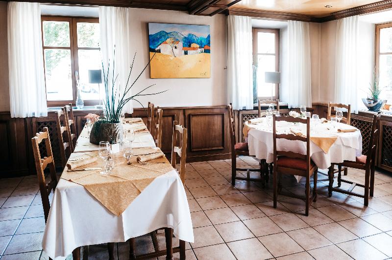 هتل Logis Hôtel Restaurant Au Lion Rouge