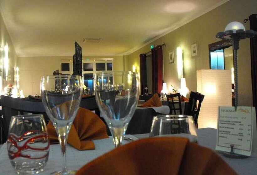 Hotel Logis Hôtel Restaurant Les Capucins