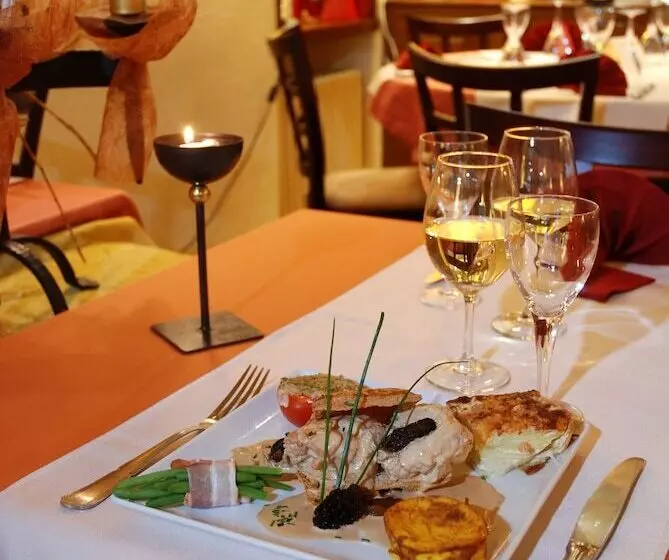 酒店 Logis Hôtel Restaurant Les Capucins