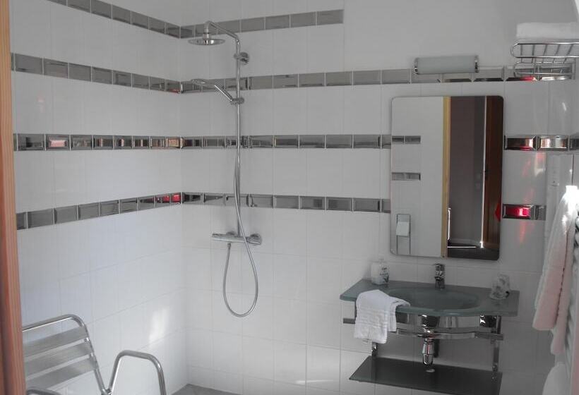 Hotel Logis Hôtel Restaurant Les Capucins