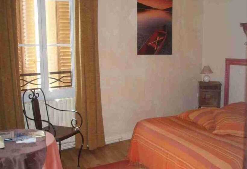 Hotel Logis Hôtel Restaurant Les Capucins