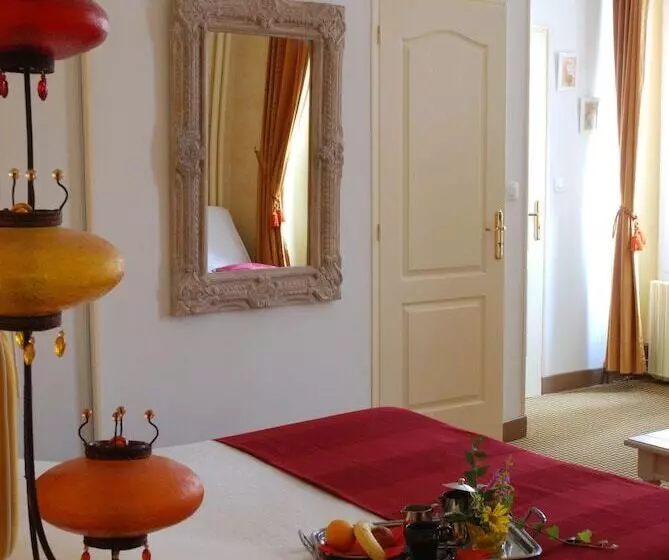 酒店 Logis Hôtel Restaurant Les Capucins