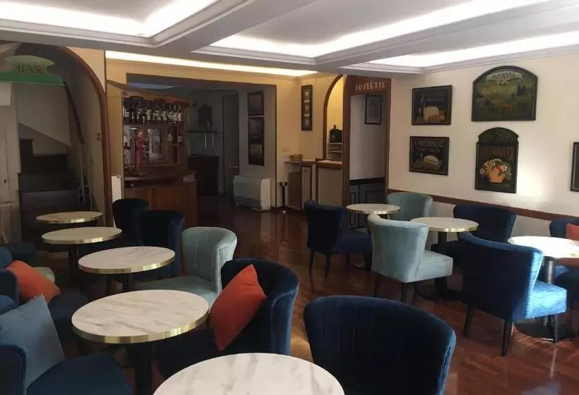 ホテル Hôtel Restaurant Des Remparts