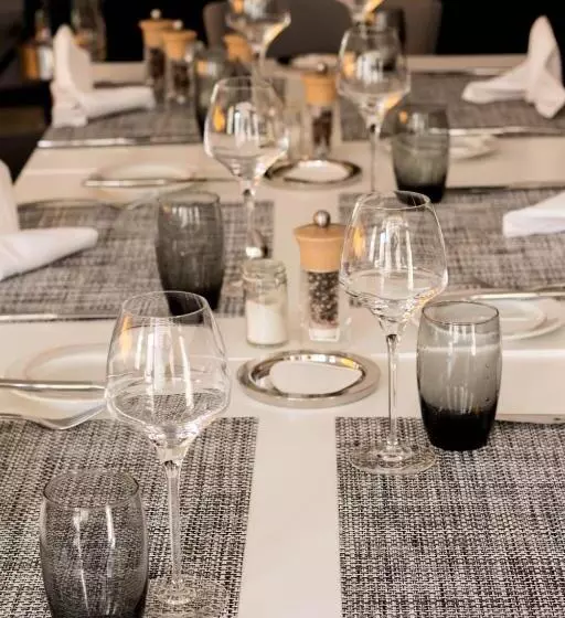 ホテル Hôtel Restaurant Des Remparts