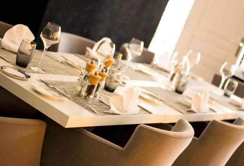 ホテル Hôtel Restaurant Des Remparts